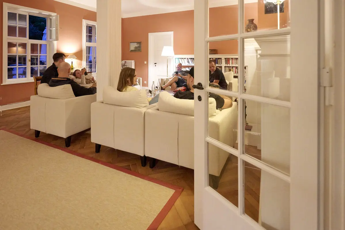 Abendgespräch im Salon